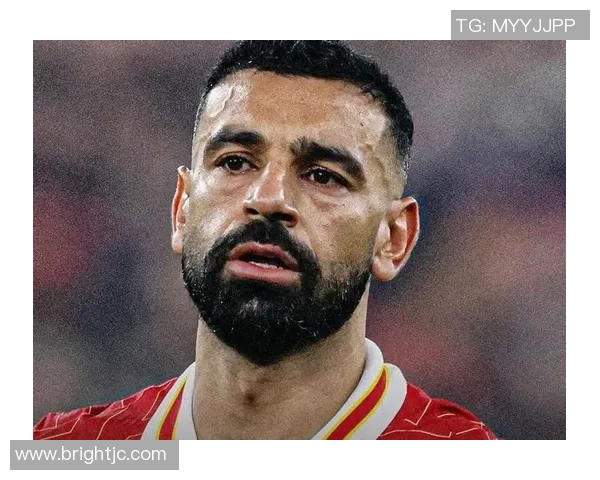 足球明星转会时的常见动作与背后故事揭秘